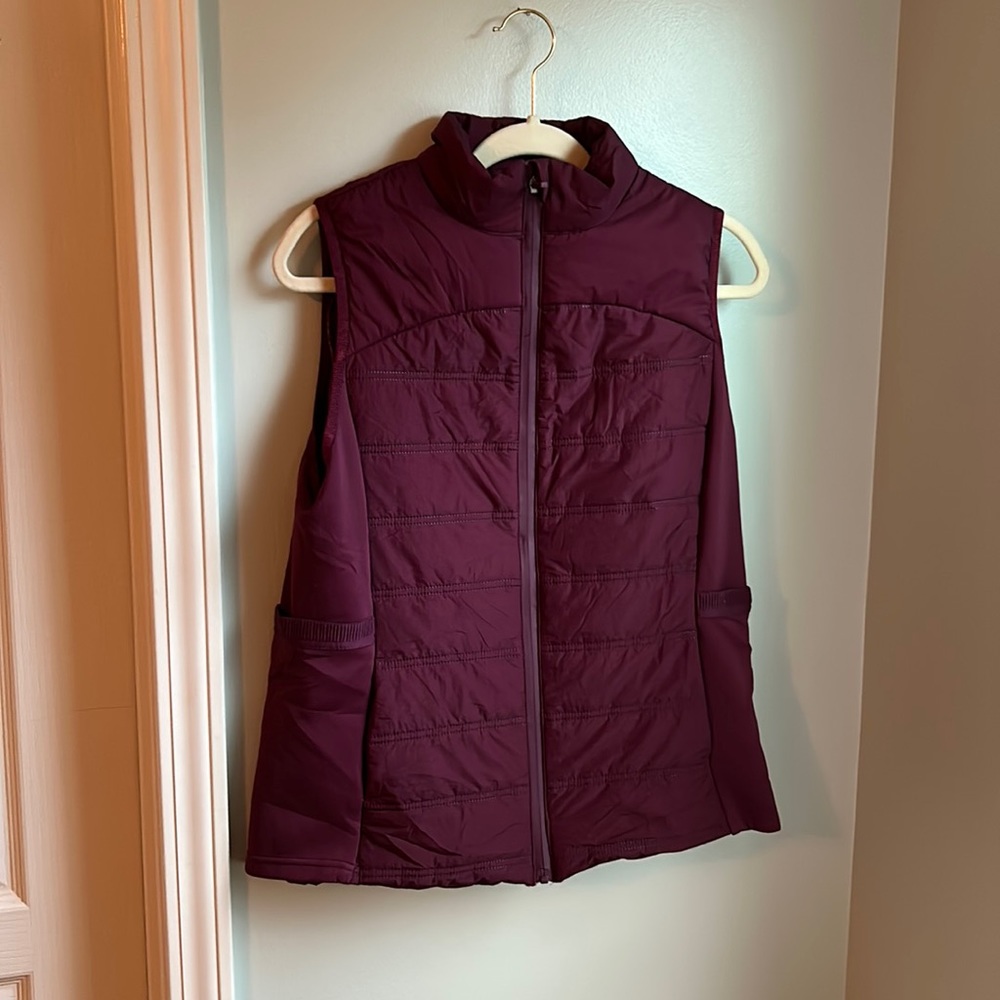 Outdoor vest in cranberry